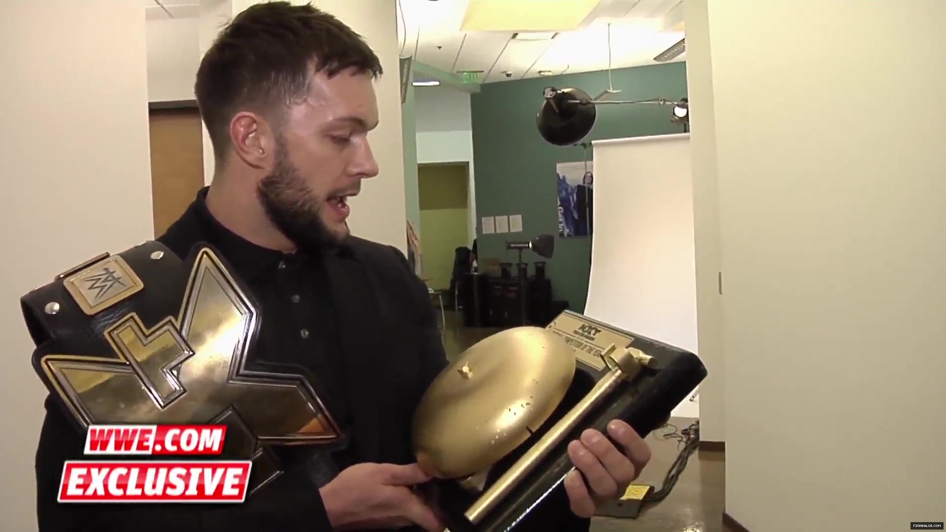 Finn_Balor_accepts_the_Overall_Competitor_of_2015_NXT_Year-End_Award__January_132C_2016_11.jpg