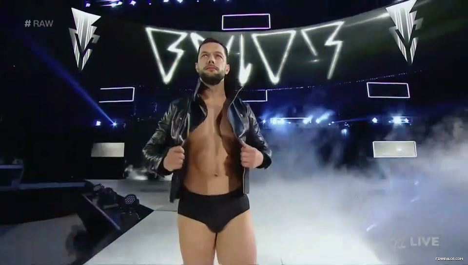 WWE_RAW_2017_04_17_720p_HDTV_x264-Ebi_mp4_000149893.jpg