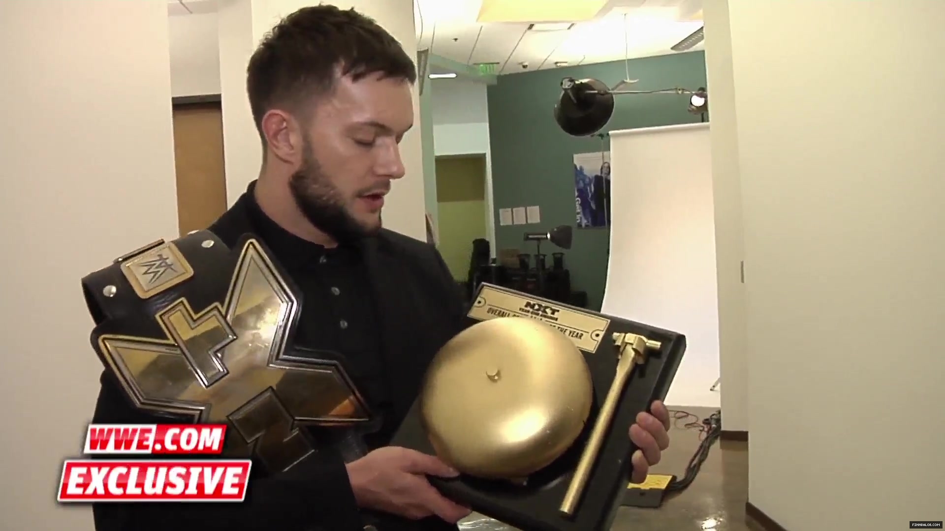 Finn_Balor_accepts_the_Overall_Competitor_of_2015_NXT_Year-End_Award__January_132C_2016_08.jpg