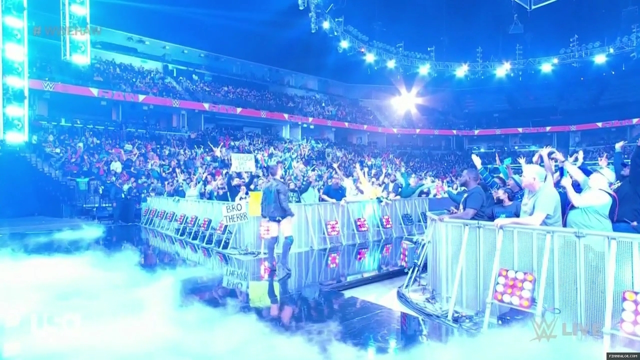 WWE_Monday_Night_Raw_2021_12_06_720p_HDTV_x264-NWCHD_mp40021.jpg